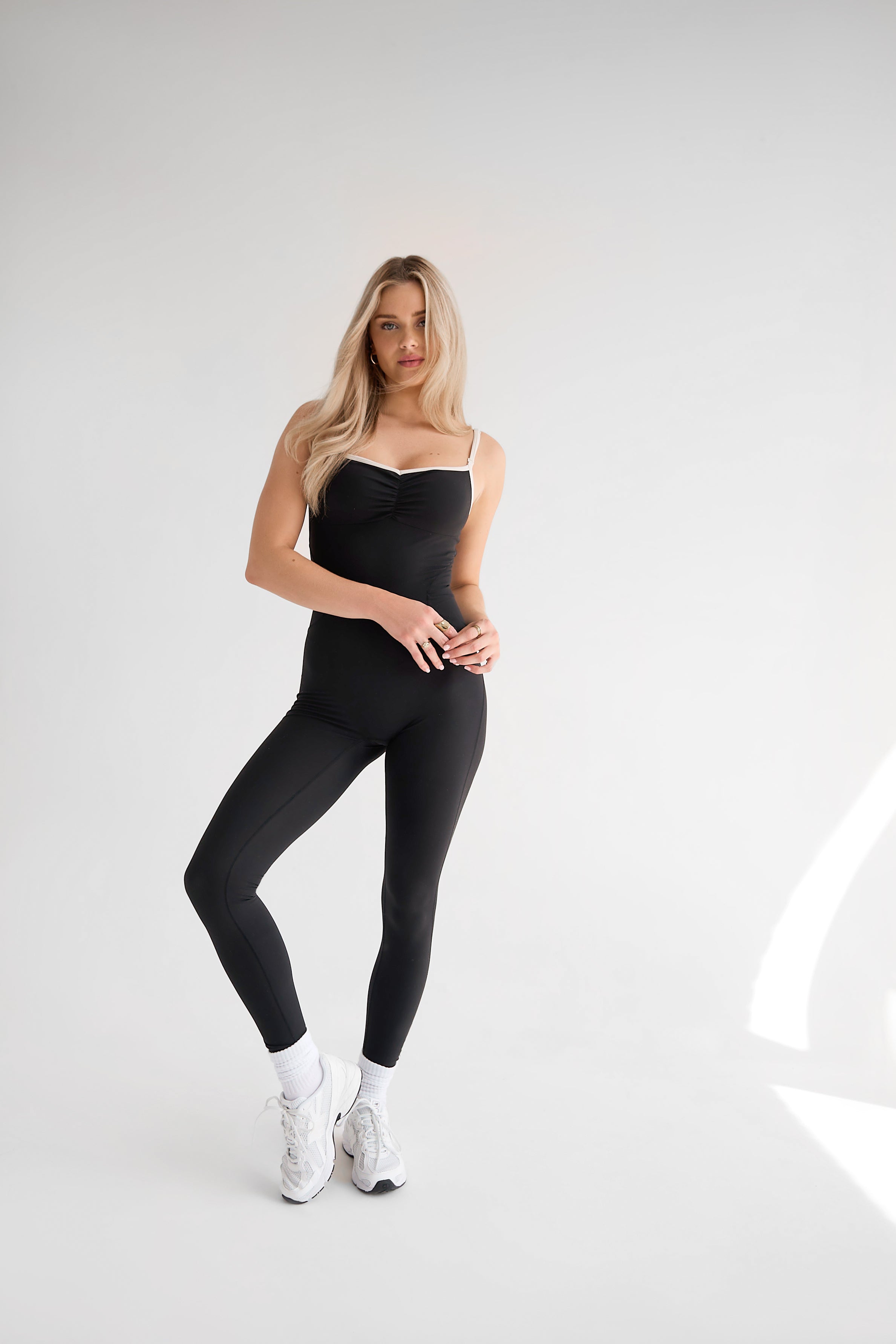 THE BALLET SCRUNCH ONESIE / BLACK-CRÈME