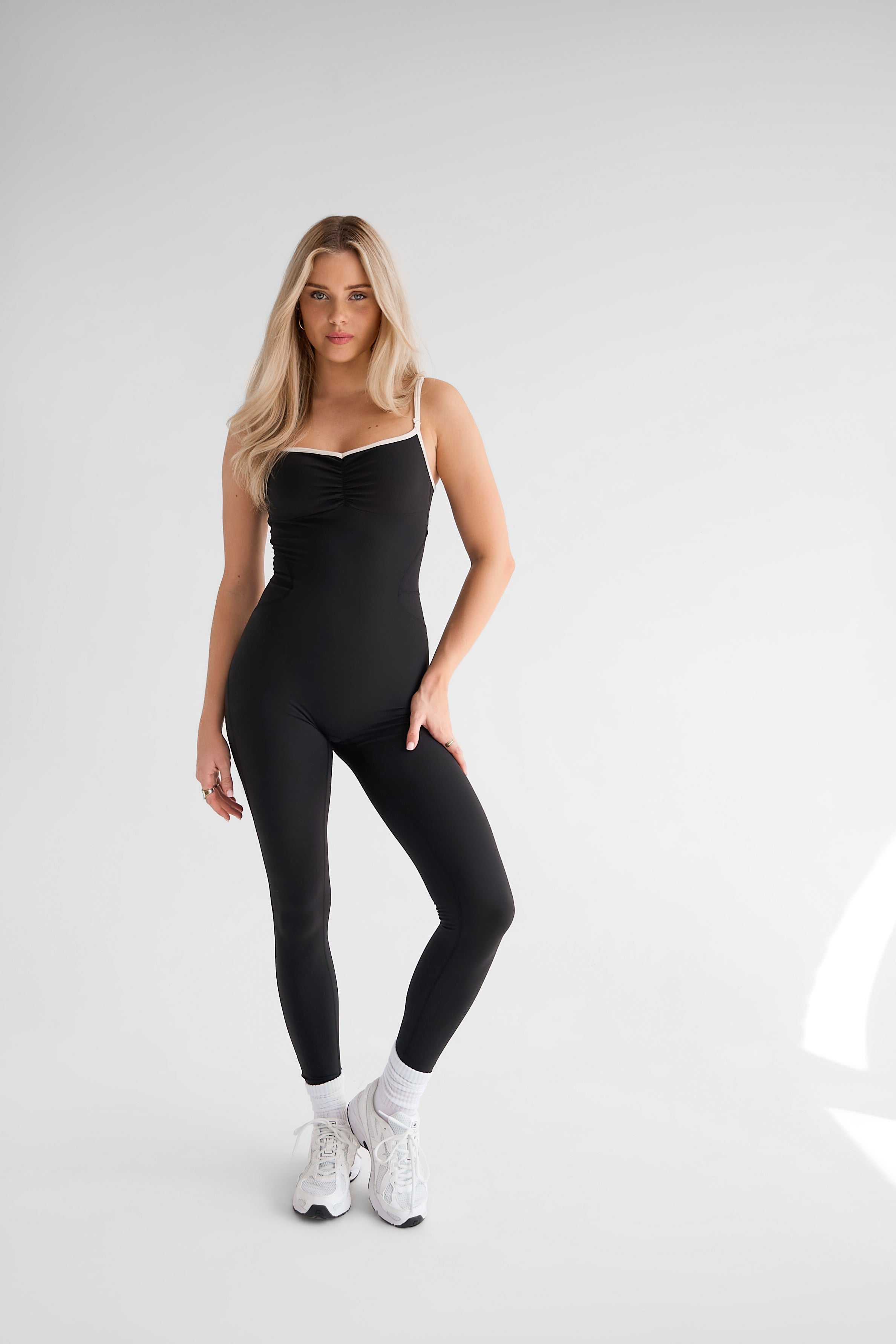THE BALLET SCRUNCH ONESIE / BLACK-CRÈME
