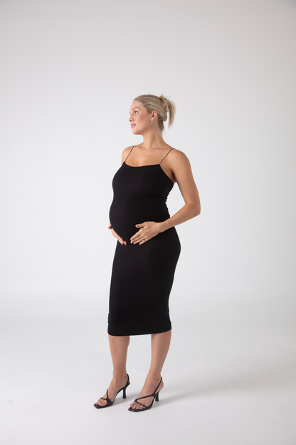 THE MATERNITY CORDED STRAPS RIBBED DRESS / ONYX